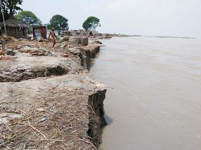 घाघरा का कहर: न घर बचे न खेत, तिरपाल में कट रही जिंदगी