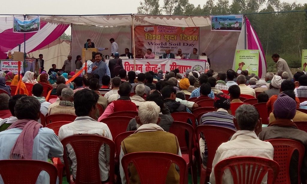 विश्व मृदा दिवस पर सीतापुर में हुए कार्यक्रम पर किसानों को किया गया जागरूक 
