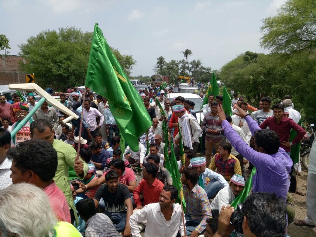 मंदसौर : गिरफ्तार किसानों ने छूटने के बाद शुरू की दिल्ली की यात्रा, 18 से अनिश्चित कालीन धरना 