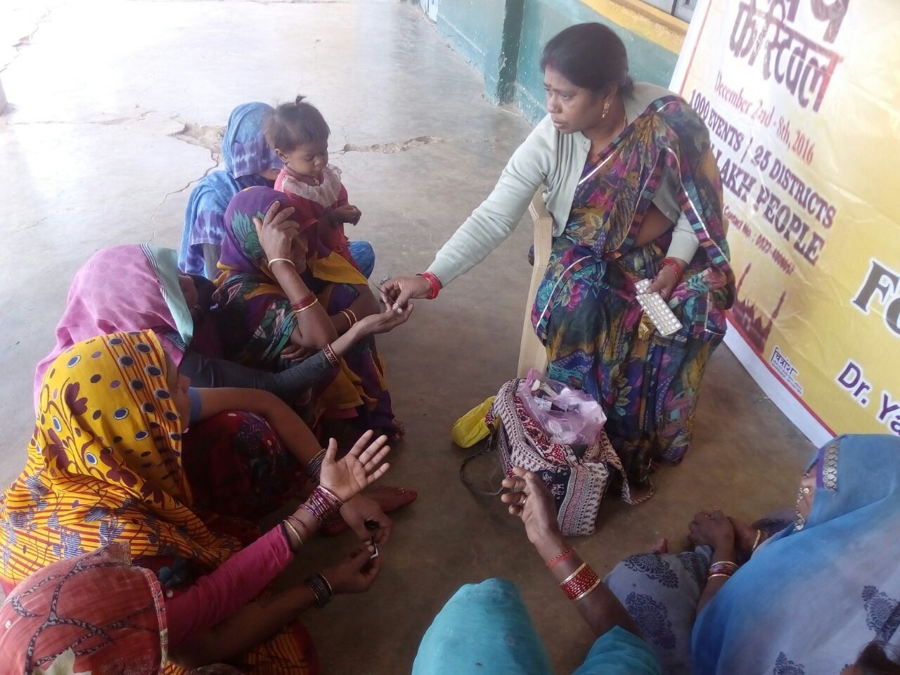 #स्वयंफेस्टिवल : ललितपुर में बच्चों को बांटी मुफ्त दवाएं