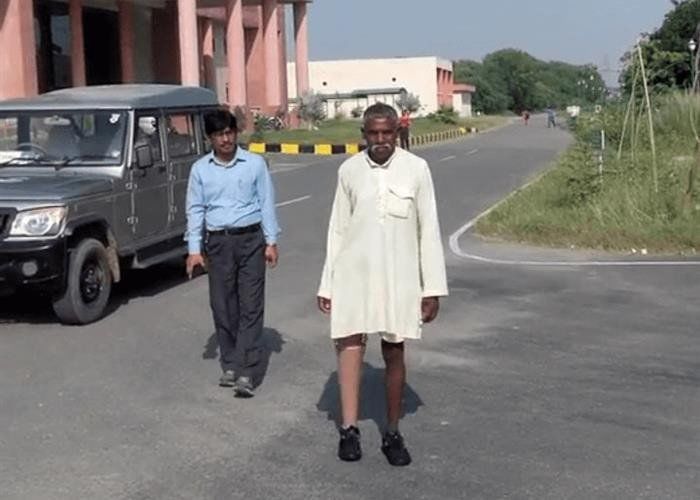 एक पैर से हल चलाने वाले किसान को मुख्यमंत्री ने दिया सहारा