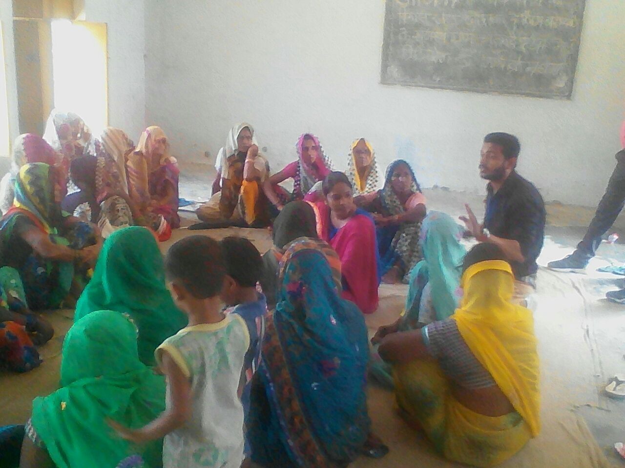 ग्रामीणों को स्वच्छता का पाठ पढ़ा रहेे युवा आशुतोष