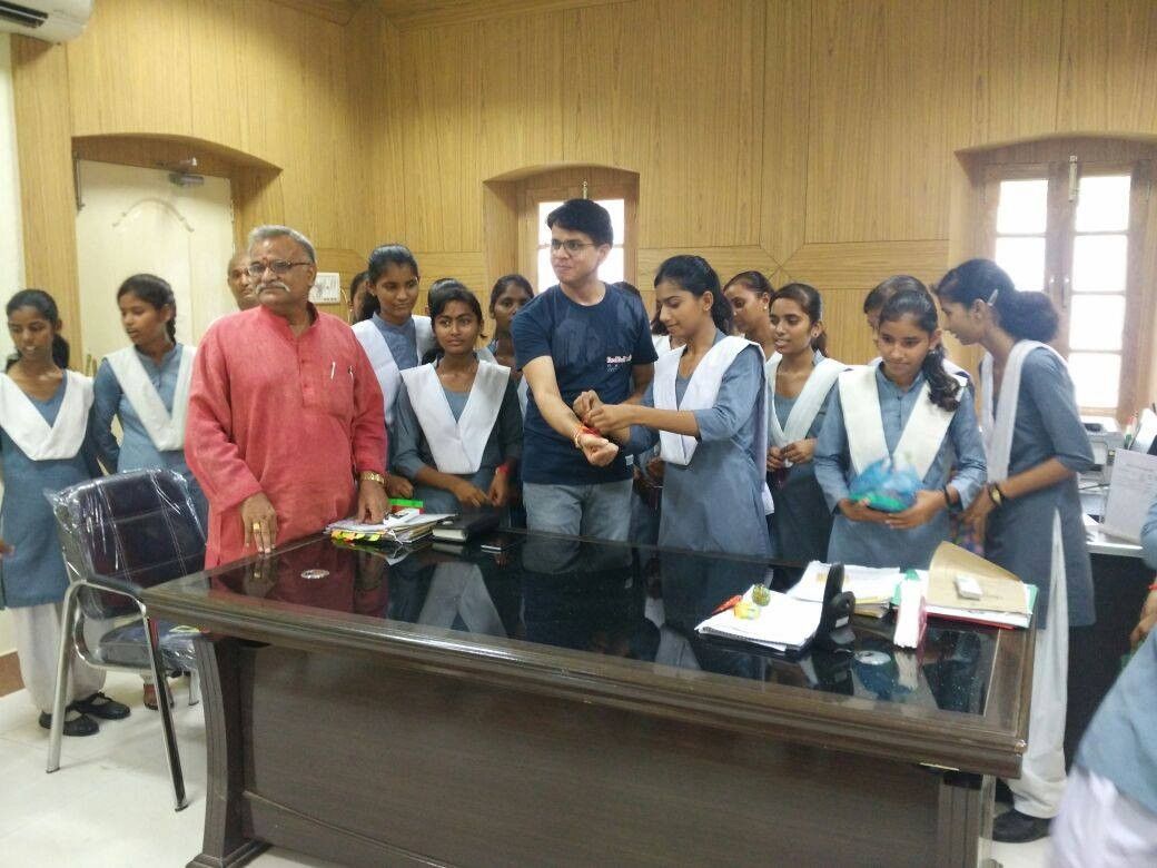 अमेठी के डीएम योगेश कुमार ने छात्राओं से बंधवाई, किया सुरक्षा का वादा