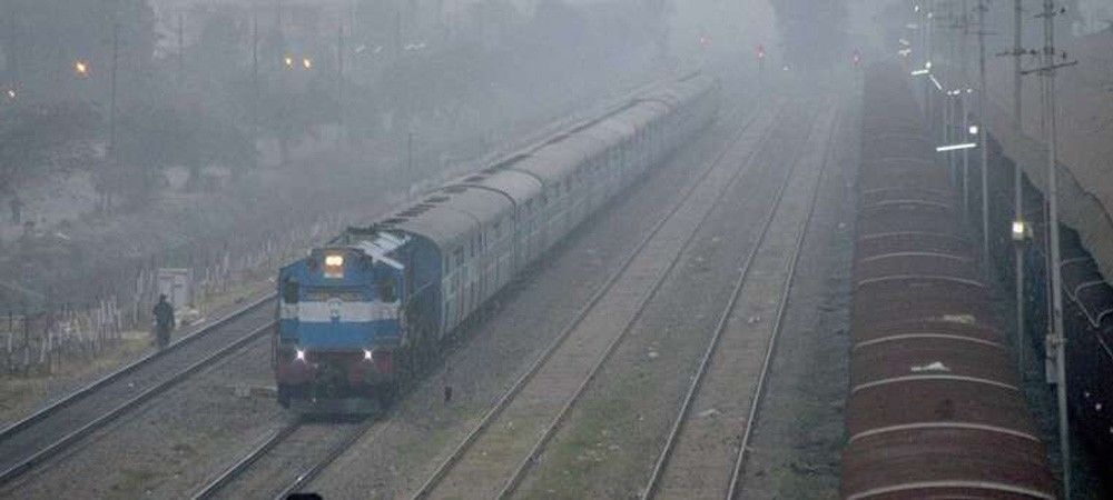दिल्ली में सुबह कोहरा छाया, कई रेलगाड़ियां प्रभावित