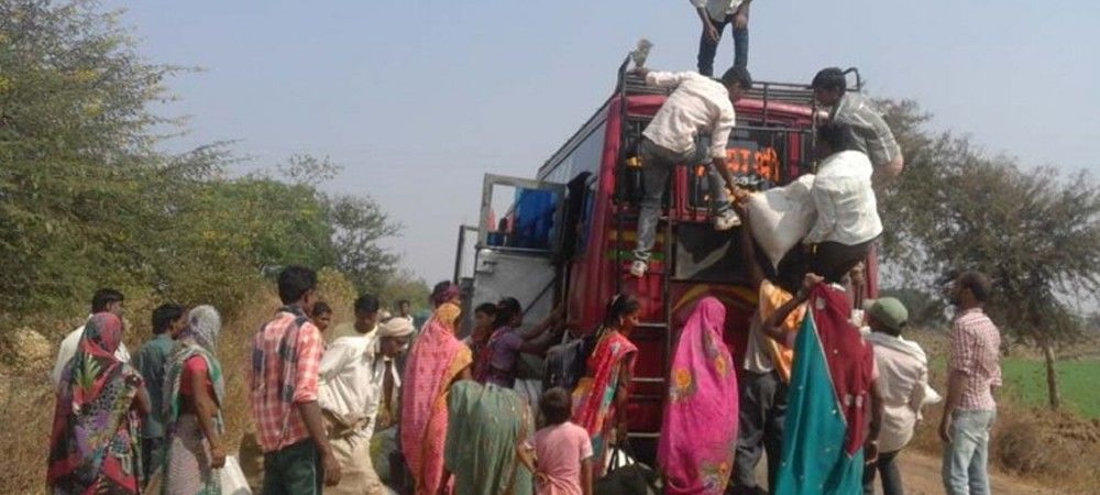 इलाहाबाद : गाँवों में नहीं मिल रहा रोजगार, पलायन को मजबूर लोग 