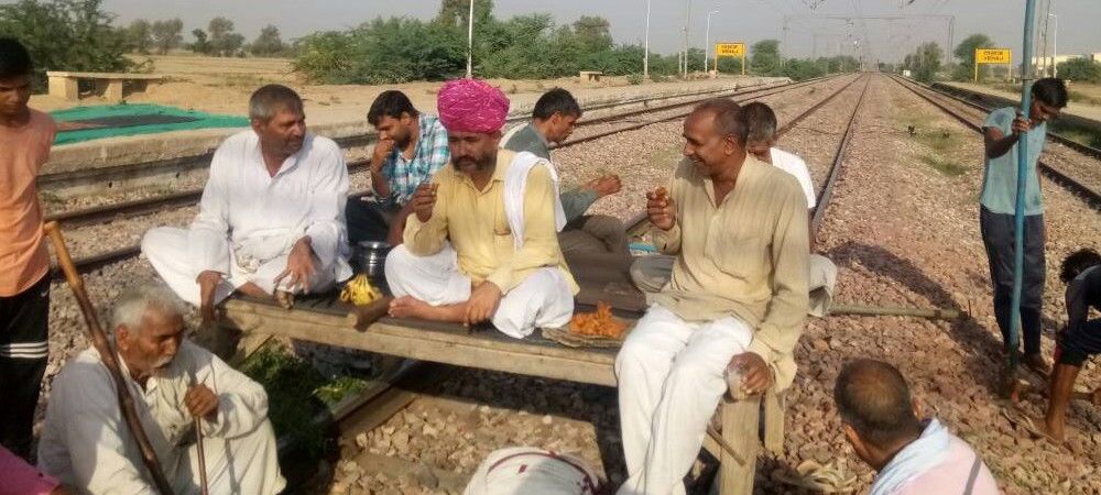 जाट आरक्षण आंदोलन: आगरा-जयपुर रेलवे ट्रैक पर हुक्का-पकौड़ी के साथ जुटे जाट नेता, भरतपुर आज बंद