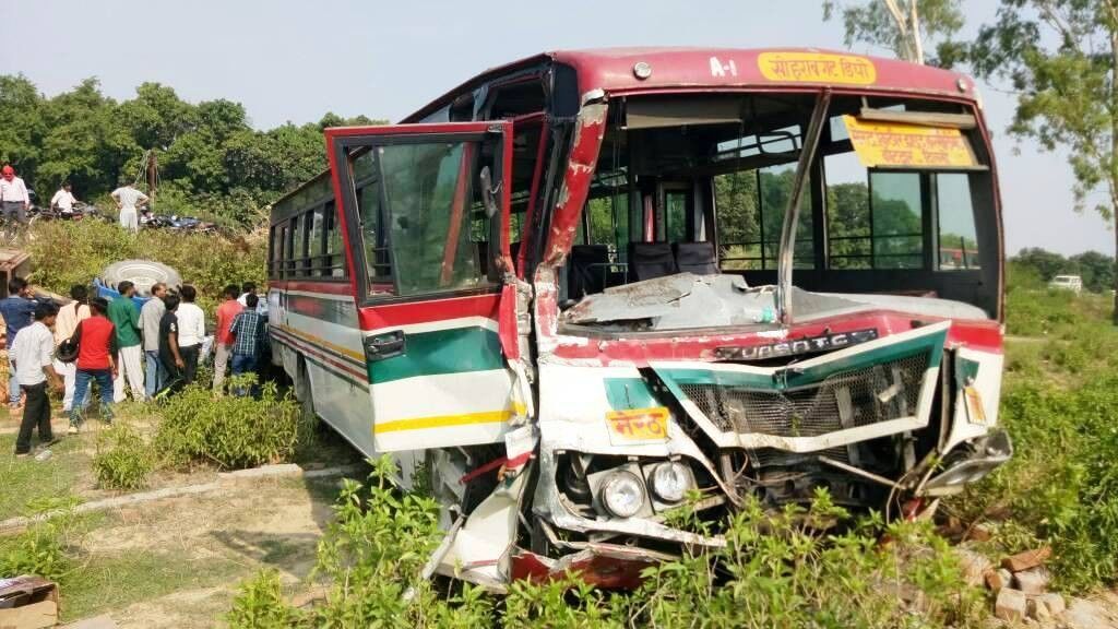 सीतापुर हाईवे पर हुआ हादसा, बस चालक की मौत  