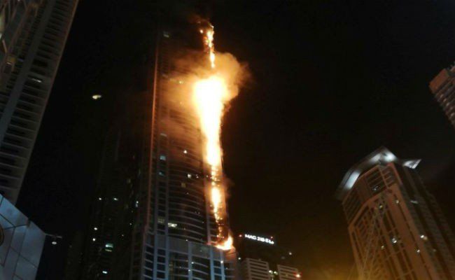 दुनिया की सबसे लंबी आवासीय इमारत टार्च टावर में लगी आग