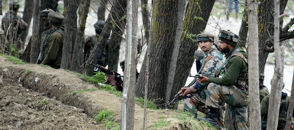 कश्मीर में हिंसक संघर्षों के बाद अतिरिक्त बल तैनात,  बंद से जनजीवन प्रभावित 