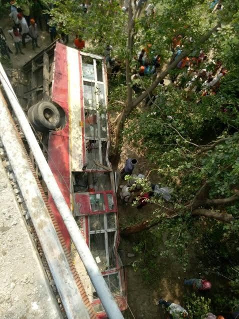 जौनपुर में पुल से 40 फीट नीचे गिरी बस, आठ यात्रियों की मौत