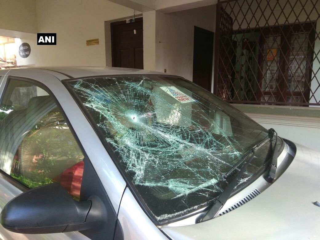 केरल : भूमि अतिक्रमण में शामिल परिवहन मंत्री के खिलाफ खबर चलाई तो एशियानेट टीवी के ऑफिस पर हमला