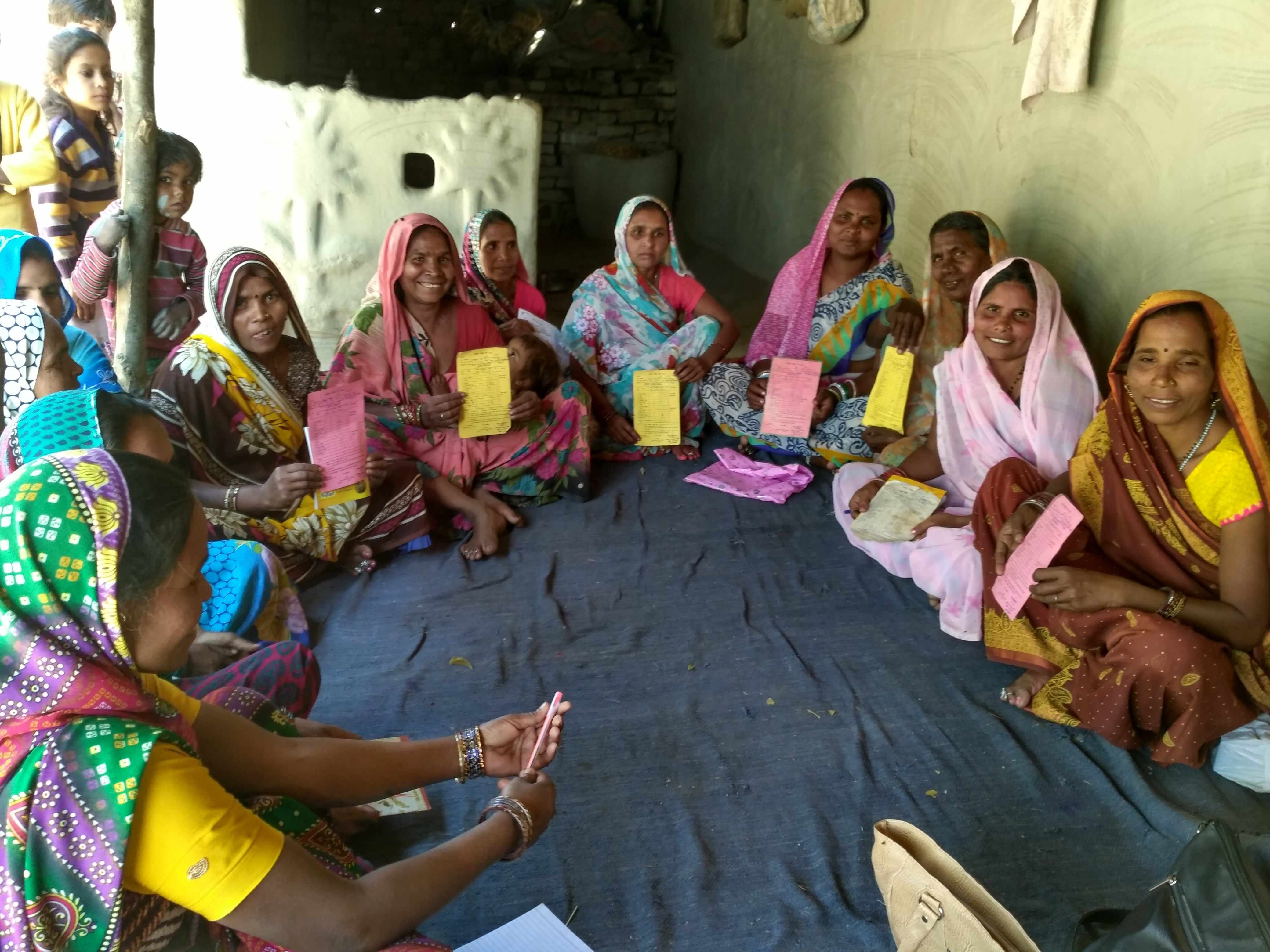 ये ग्रामीण माएं खुद साक्षर होकर अपनी बहू और बेटियों को भी बना रहीं साक्षर