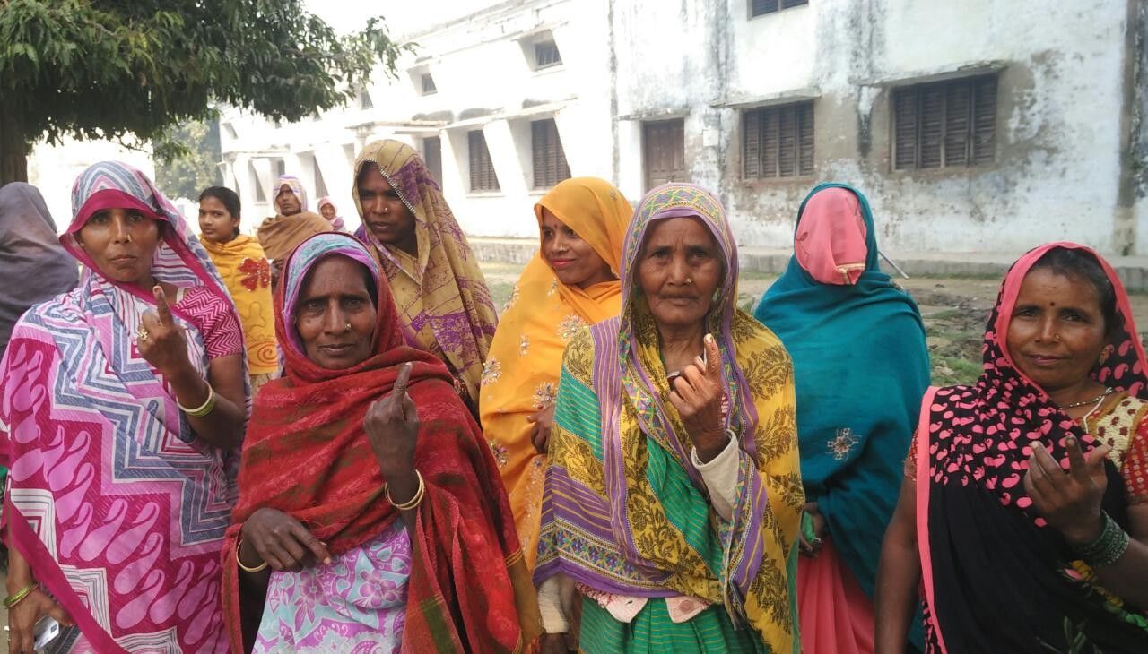 महापर्व में आधी आबादी ने भी दिखाई ताकत, घरों से निकल कर महिलाएं कर रहीं वोट