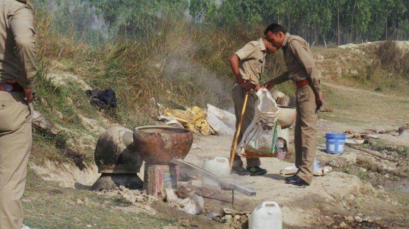 अयोध्या : सरयू किनारे धधकती शराब की भट्टियों से स्थानीय लोग परेशान