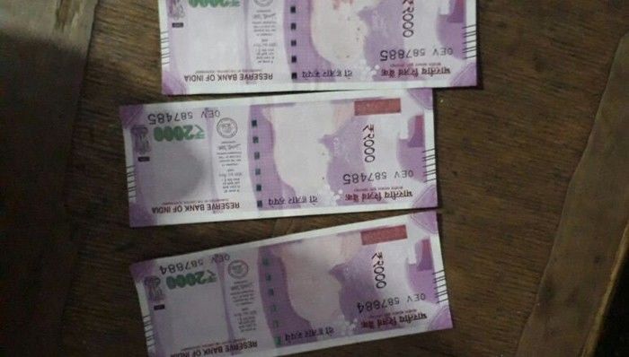 एक किसान को बैंक ने दो हज़ार की नोटें दीं, देखा तो उस पर गांधी जी की तस्वीर ही नहीं थी