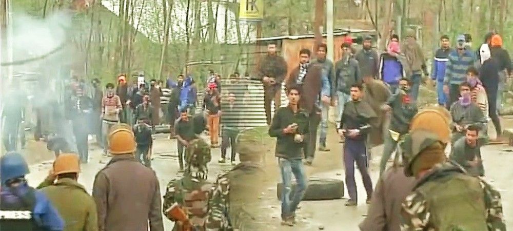 जम्मू-कश्मीर: आतंकियों से मुठभेड़ के दौरान प्रदर्शनकारियों का पथराव, सुरक्षाबलों की फायरिंग में एक की मौत, आठ घायल