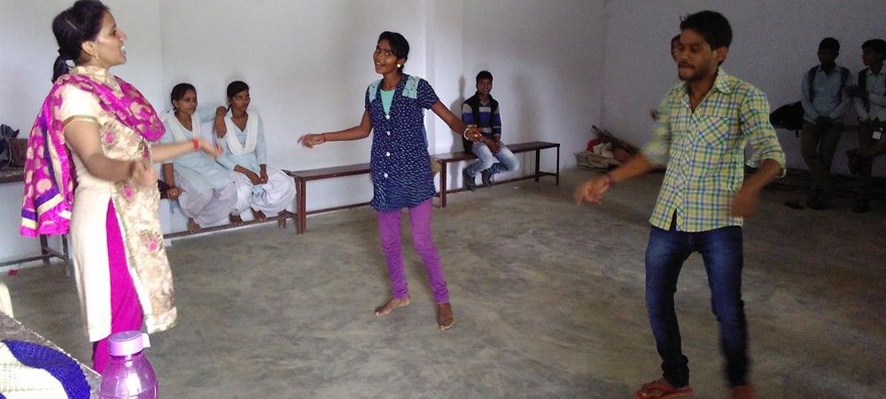 पढ़ाई के साथ डांस और सिंगिंग कॉम्पिटीशन की तैयारी करते हैं गांव के बच्चे