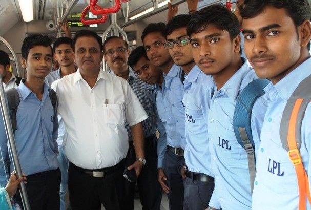 लखनऊ मेट्रो के एमडी ने  चारबाग मेट्रो स्टेशन का मुआयना किया, यात्रियों को दी जानकारी 