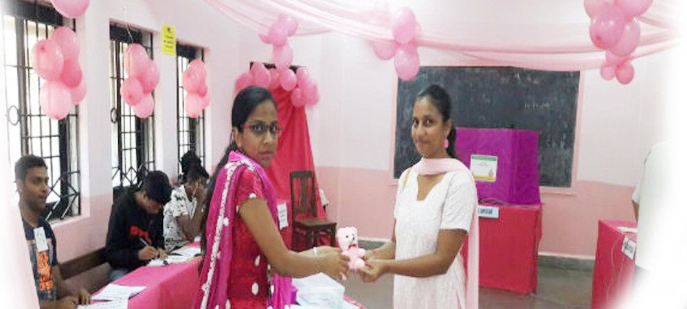 गोवा विधानसभा चुनाव 2017 में पहली बार मतदान करने वाली महिलाओं को मिले गुलाबी रंग के टेडी बियर  