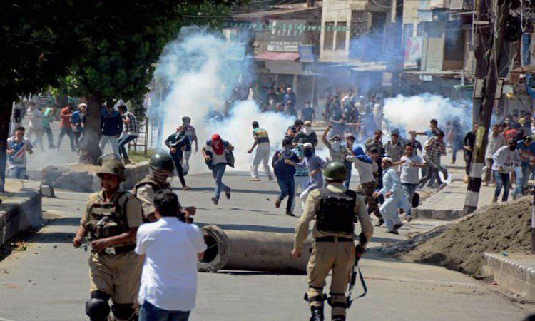 कश्मीर हिंसा: भीड़ की आड़ में पुलिस थाने पर आतंकियों का हमला, 1 की मौत