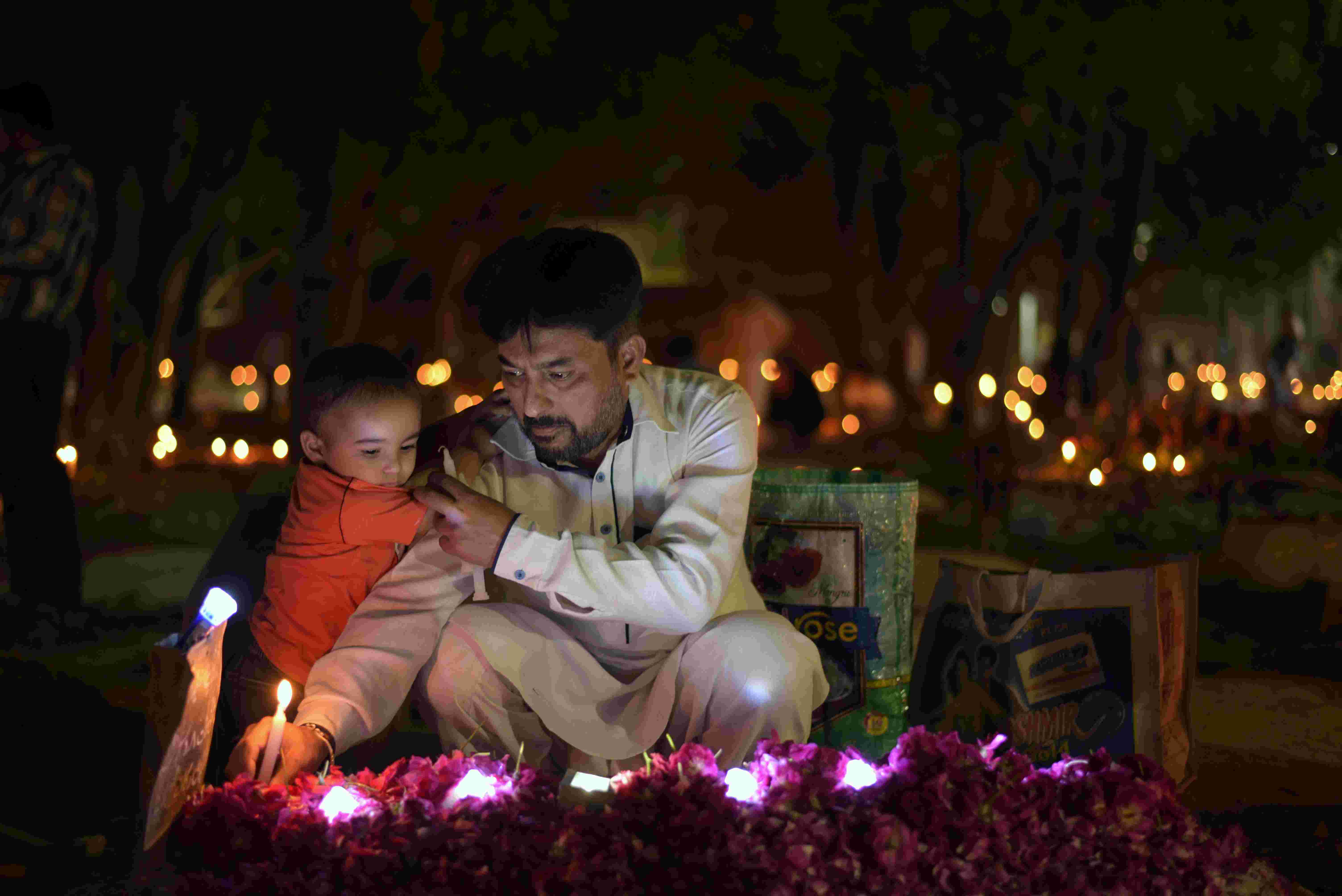 शब-ए-बारात : तस्वीरों में देखें अपने पुरखों के सवाब के लिए कब्रिस्तान में रात भर की इबादत