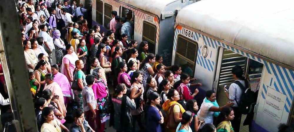 रेलवे का अनोखा सुझाव : ट्रेनों में महिलाओं की सुरक्षा कवच बनेंगे केसरिया रंग के डिब्बे