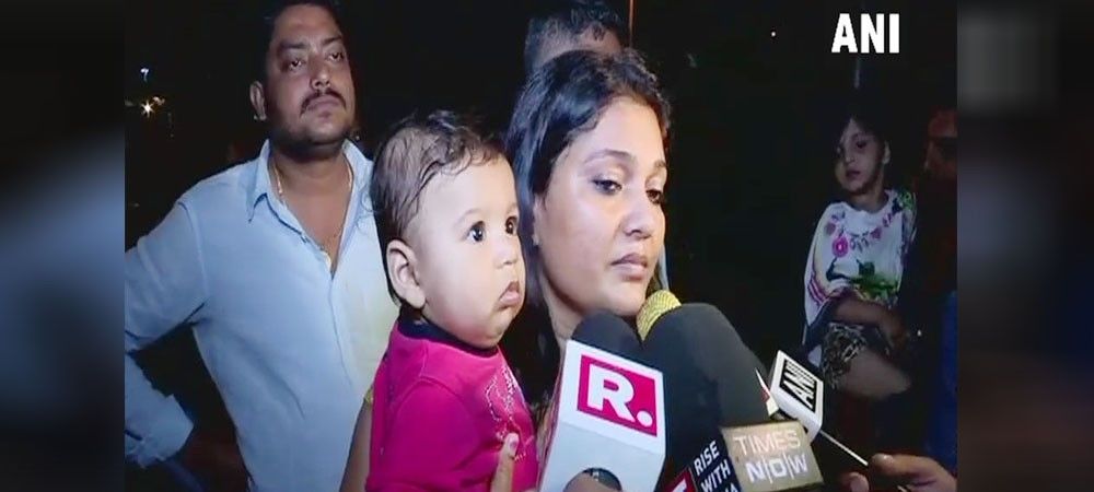 मुंबई : कार में बच्चे को दूध पिला रही थी महिला, क्रेन से उठा ले गई ट्रैफिक पुलिस, देखें वीडियो