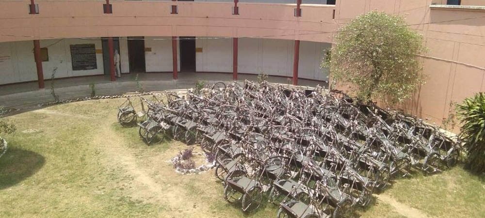 बाराबंकी : तहसील परिसर में खड़ी ट्राई साइकिलें दिव्यांगों का सहारा बनने के लिए कर रहीं इंतजार 