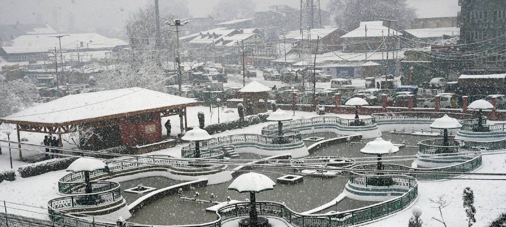 कश्मीर में भारी बर्फबारी, देश के शेष हिस्सों से टूटा संपर्क, गुलमर्ग रहा सबसे ठंडा स्थान