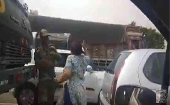 फौजी को बीच सड़क पर थप्पड़ मारने वाली महिला गिरफ्तार, गाड़ी भी हुई सीज