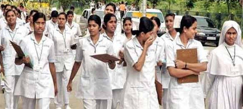 गोरखपुर ट्रामा सेंटर के नर्स, टेक्नीशियन और वॉर्ड बॉय को तेरह महीने से नहीं मिला मानदेय