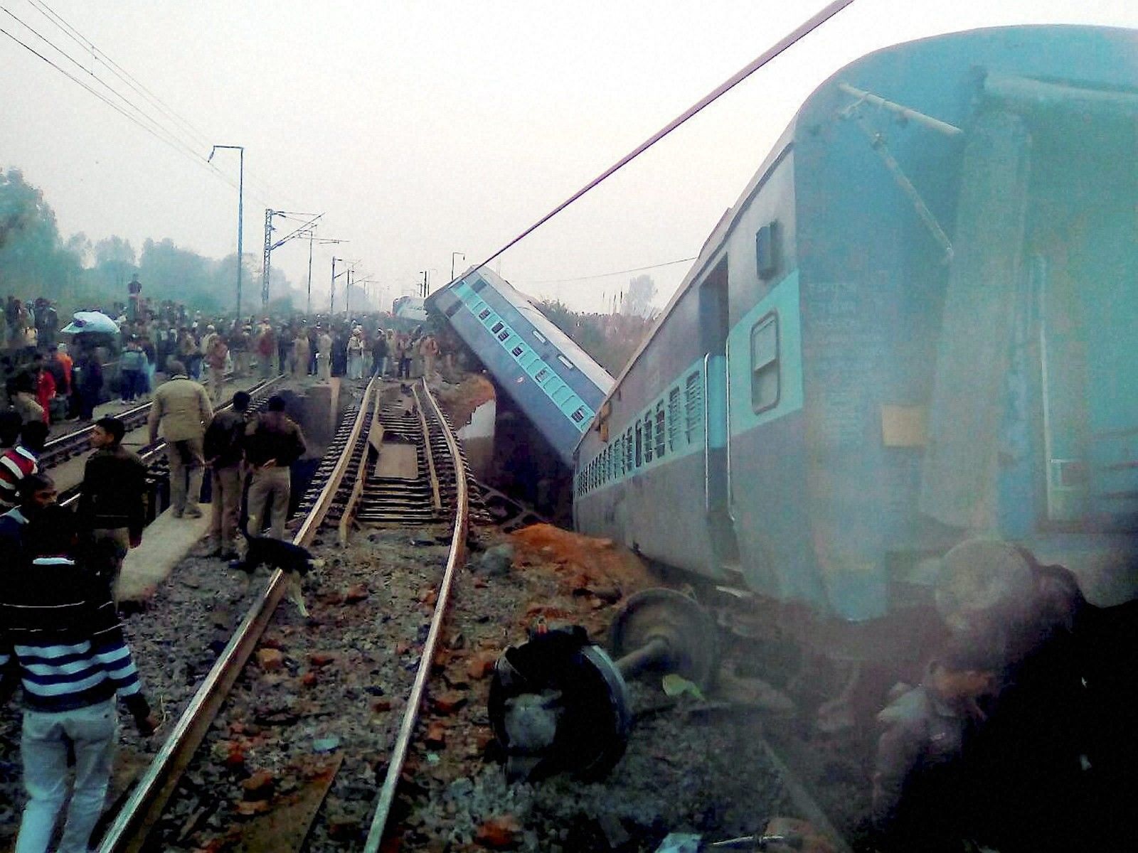 कानपुर देहात के रुरा रेलवे स्टेशन के पास अजमेर-सियालदह एक्सप्रेस के 15 डिब्बे पटरी से उतरे, 52 घायल   