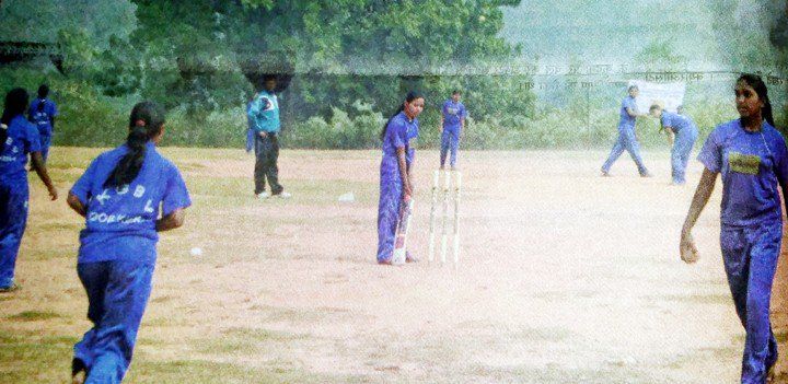 गोयनका अवार्ड जीती कहानी: नक्सली इलाके में क्रिकेट सीख रहीं लड़कियां