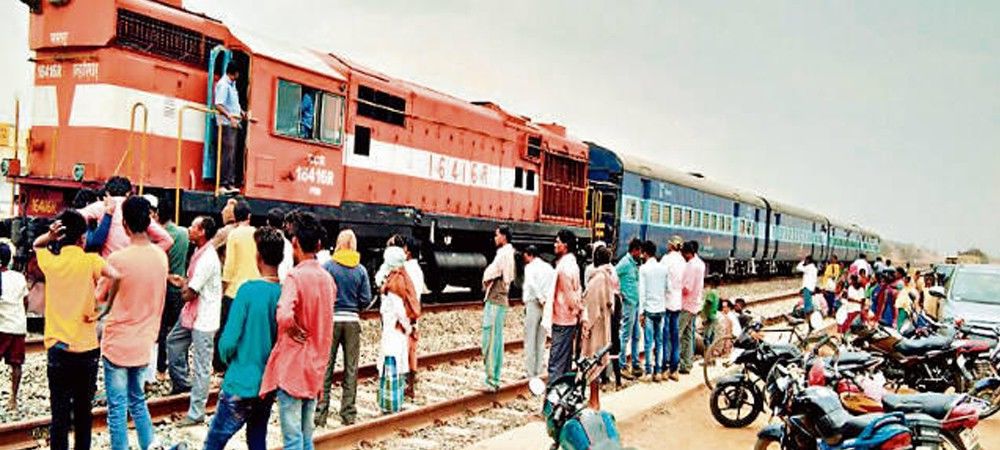 बालूमाथ में पहली बार पहुंची पैसेंजर ट्रेन, देखने के लिए लोगों की भीड़ उमड़ी