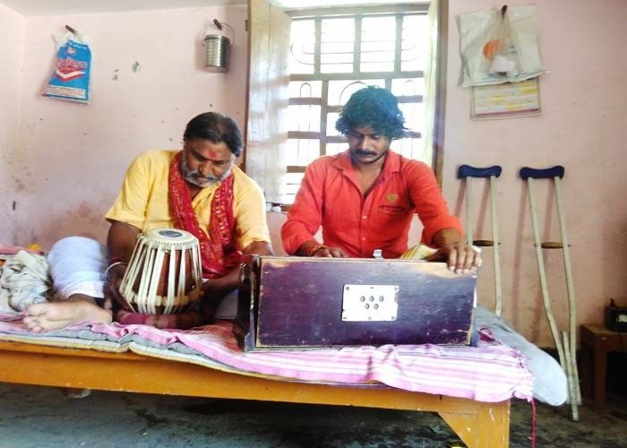 असुविधाओं से जूझ रहा संगीतकारों का गाँव
