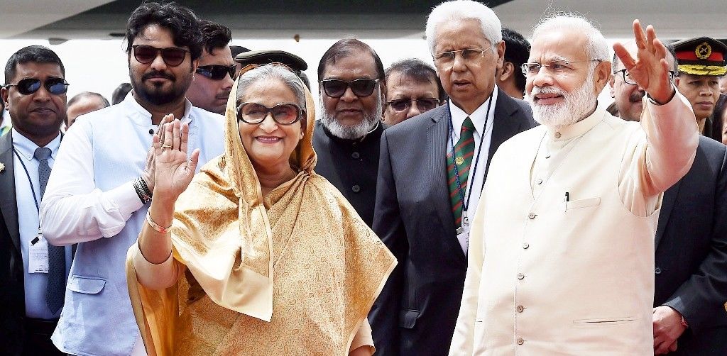 बांग्लादेश  प्रधानमंत्री शेख हसीना भारत पहुंची,  मोदी ने प्रोटोकॉल के विपरीत  हवाईअड्डे पर खुद किया स्वागत
