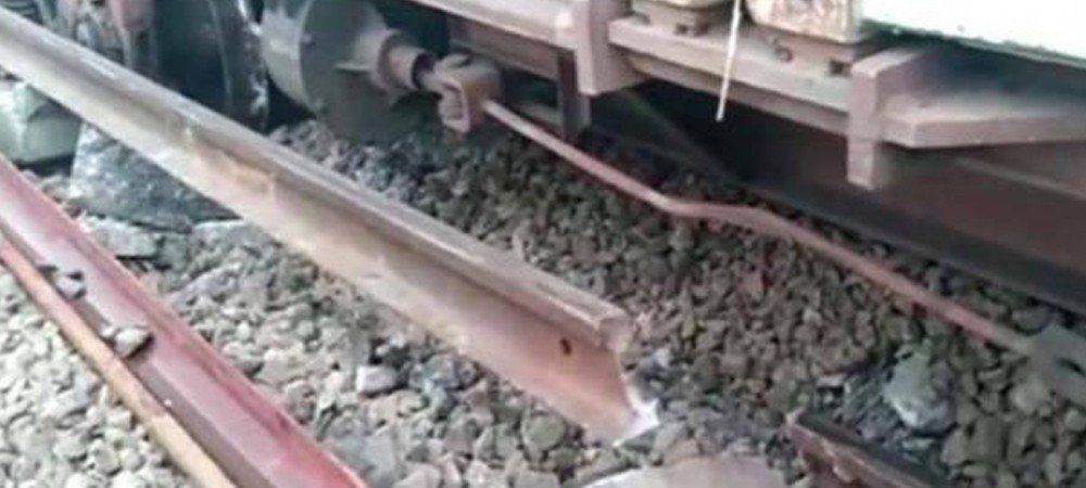 लखनऊ-गोरखपुर रेल मार्ग पर मालगाड़ी के आठ डिब्बे पटरी से उतरे