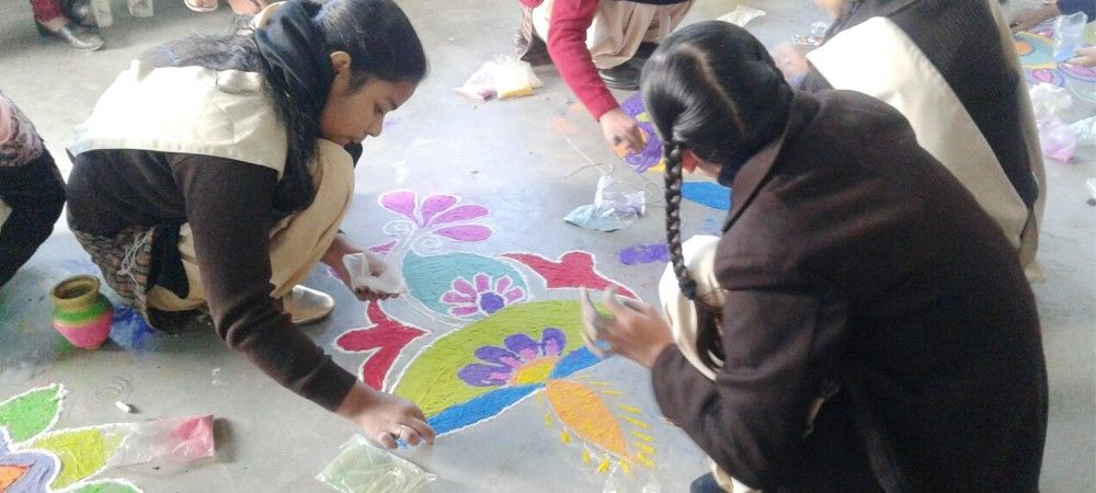 #स्वयंफ़ेस्टिवल: मदरसे की छात्राओं ने मन में उमड़ रही कल्पना  को रंगों से दिया साकार रूप
