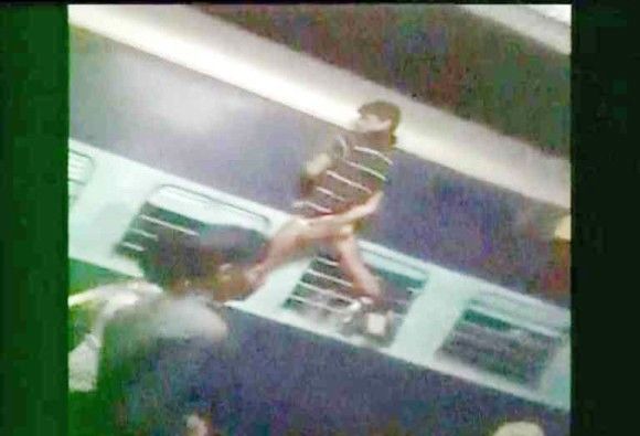 पानी पीना पड़ा भारी, ट्रेन की खिड़की में बांधकर युवक की पिटाई