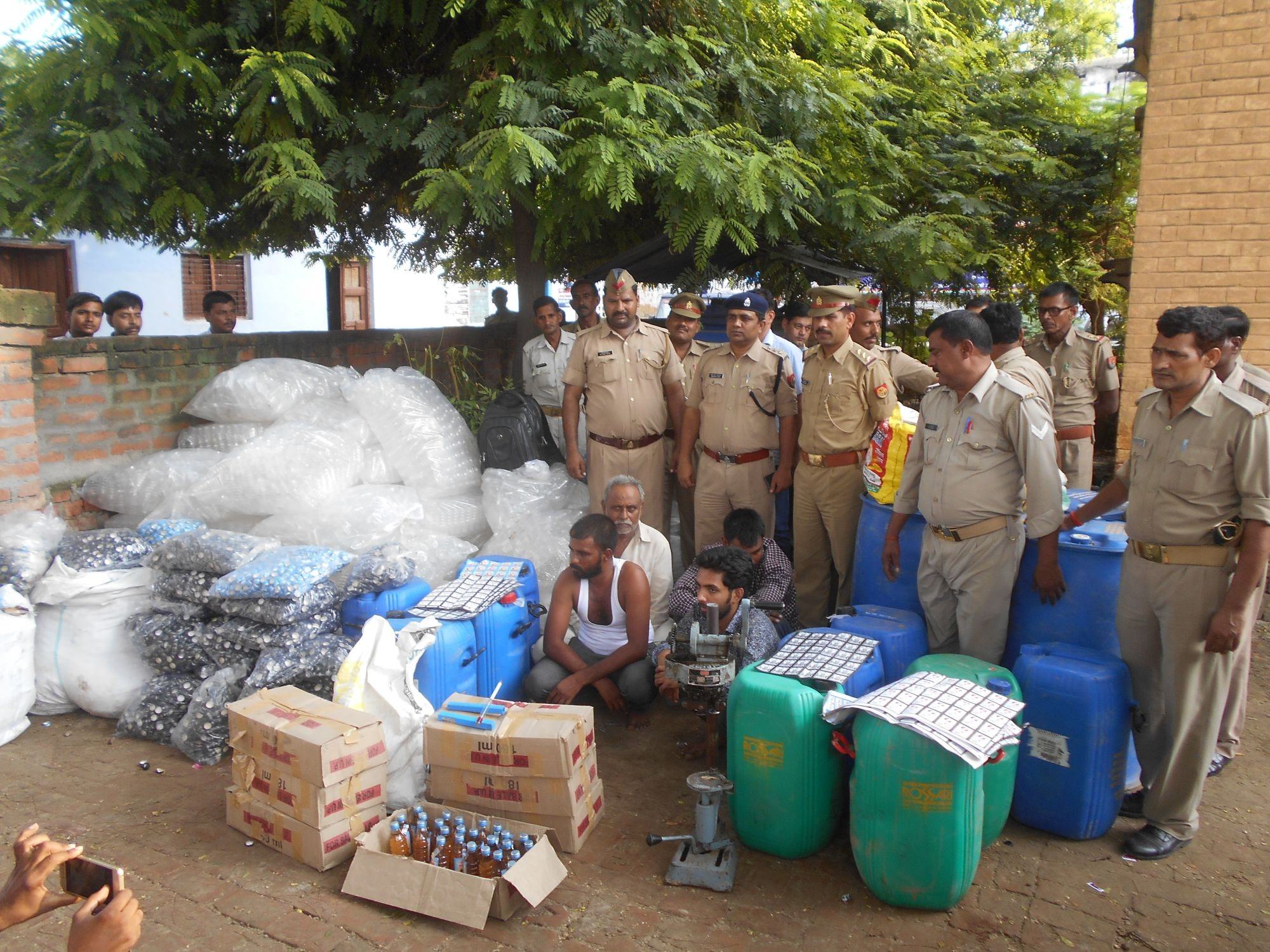 पुलिस ने अवैध शराब की फैक्ट्री पर की छापेमारी, नशीली वस्तुएं और शराब जब्त