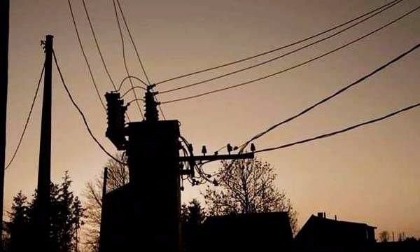 गाँव में पांच साल पहले लगे बिजली के खंभे, मगर अब तक नहीं आई बिजली