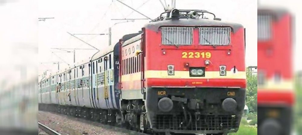 बिहार: ट्रेन की बोगी में पुलिस ने भारी संख्या में बरामद किये हथियार