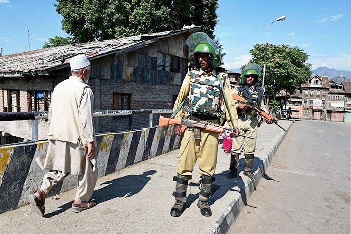 अनंतनाग को छोड़कर, कश्मीर के सभी हिस्सों से कर्फ्यू हटाया गया