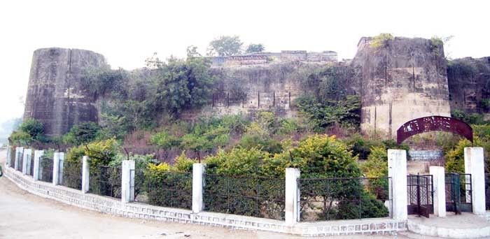 खंडहर में बदल रहा मड़ावरा का किला