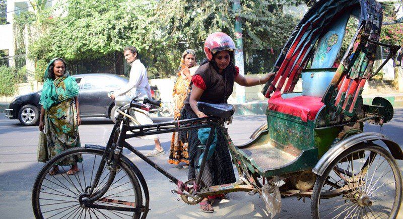 बांग्लादेश की इकलौती महिला रिक्शा चालक, इन्हें लोग पागल आंटी कहते हैं