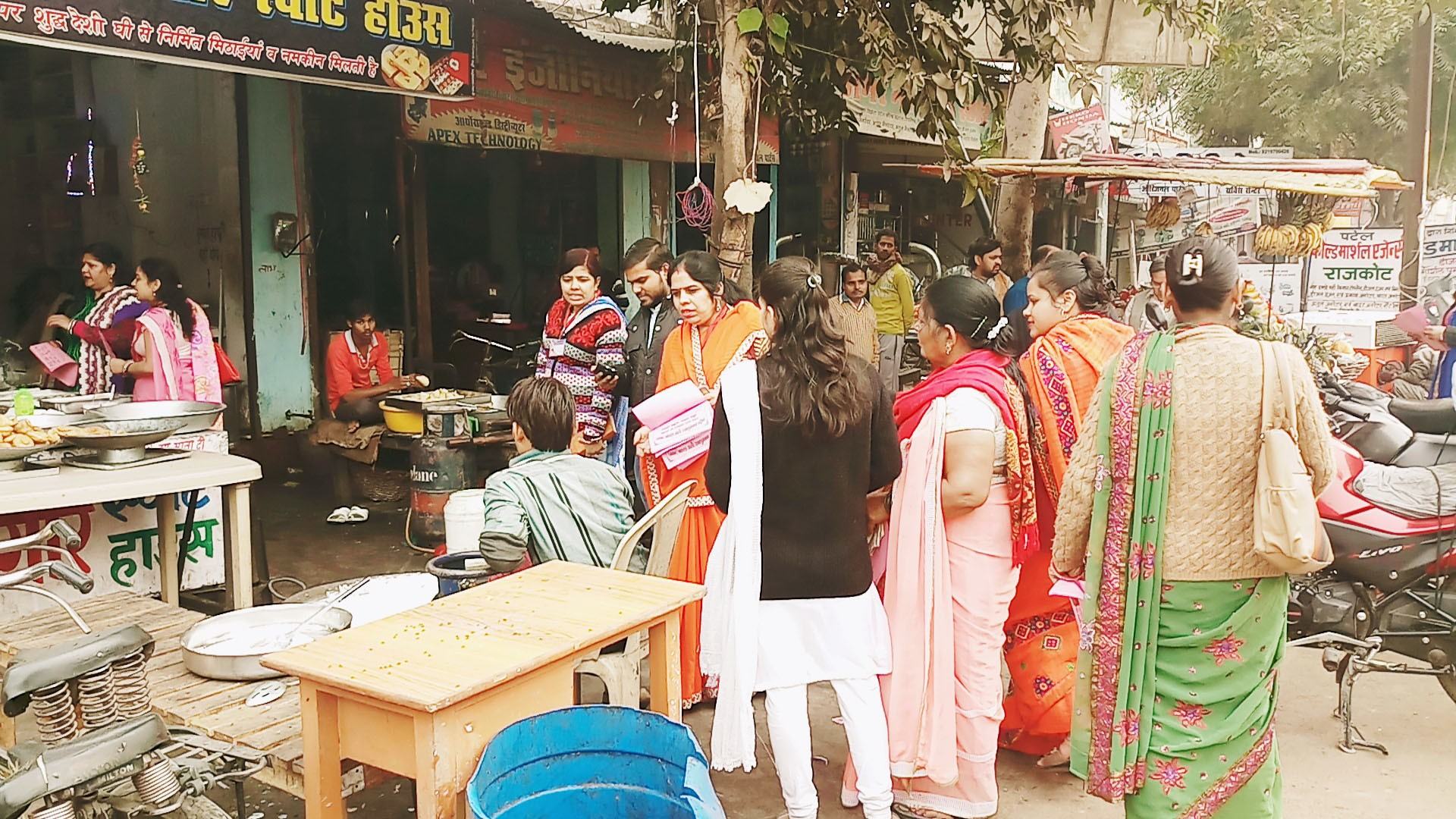 स्वच्छता के लिए औरैया जिले की महिलाओं ने उठाया बीड़ा, दुकानों पर रखवा रहीं कूड़ेदान 