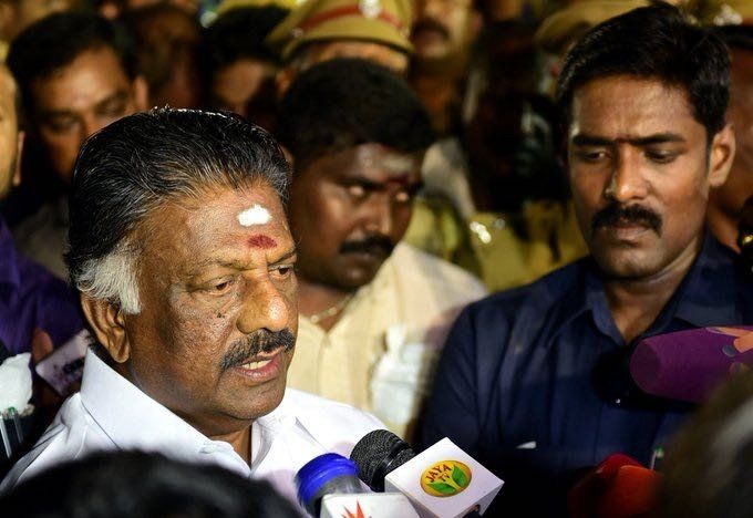तमिलनाडु की सियासत में घमासान: पन्नीरसेल्वम के समर्थन में घर पर उमड़े समर्थक