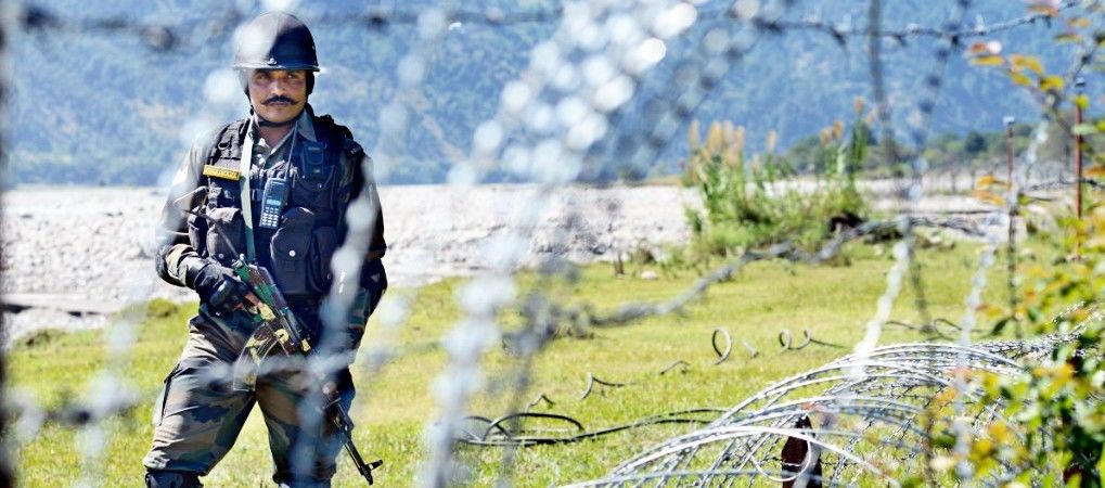 कश्मीर में सेना के काफिले पर हमला, 2 जवान जख्मी  