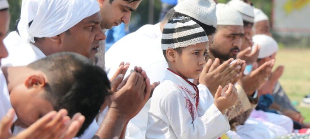 देश में लोग एक दूसरे को ईद की दे रहे बधाई