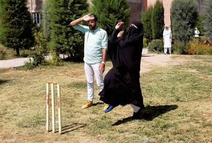 मिसाल : मजहब की बेड़ियां तोड़ पिच पर उतरीं कश्मीरी महिला क्रिकेटर